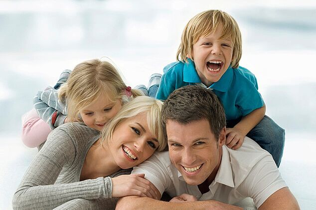 familia feliz e un home que deixou de beber